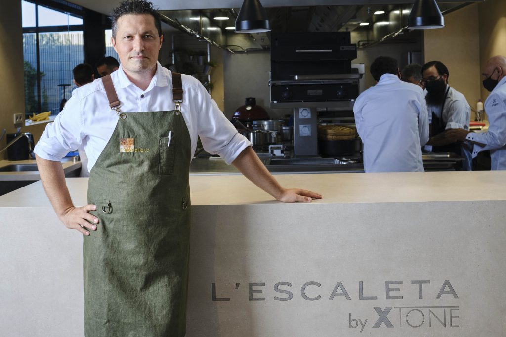 Kiko Molla, chef con dos estrellas Michelin, en su restaurante l´Escaleta