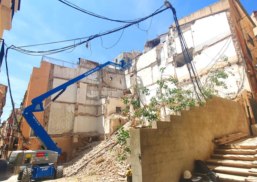 Derribo de una de las cuatro casas que todavía quedan en pie en la zona donde se construirá la futura placeta de la iglesia