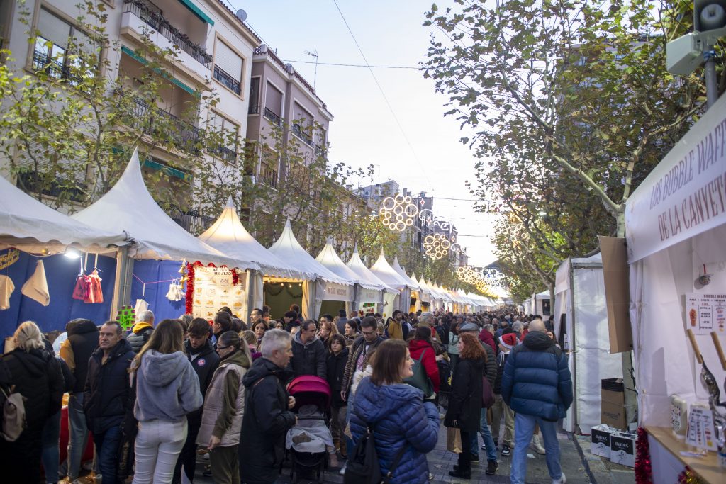 Asistentes a la Feria de Navidad de Xixona 2023