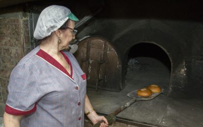 El dulce también es protagonista en Xixona en Pascua y los hornos ya ofrecen las monas típicas